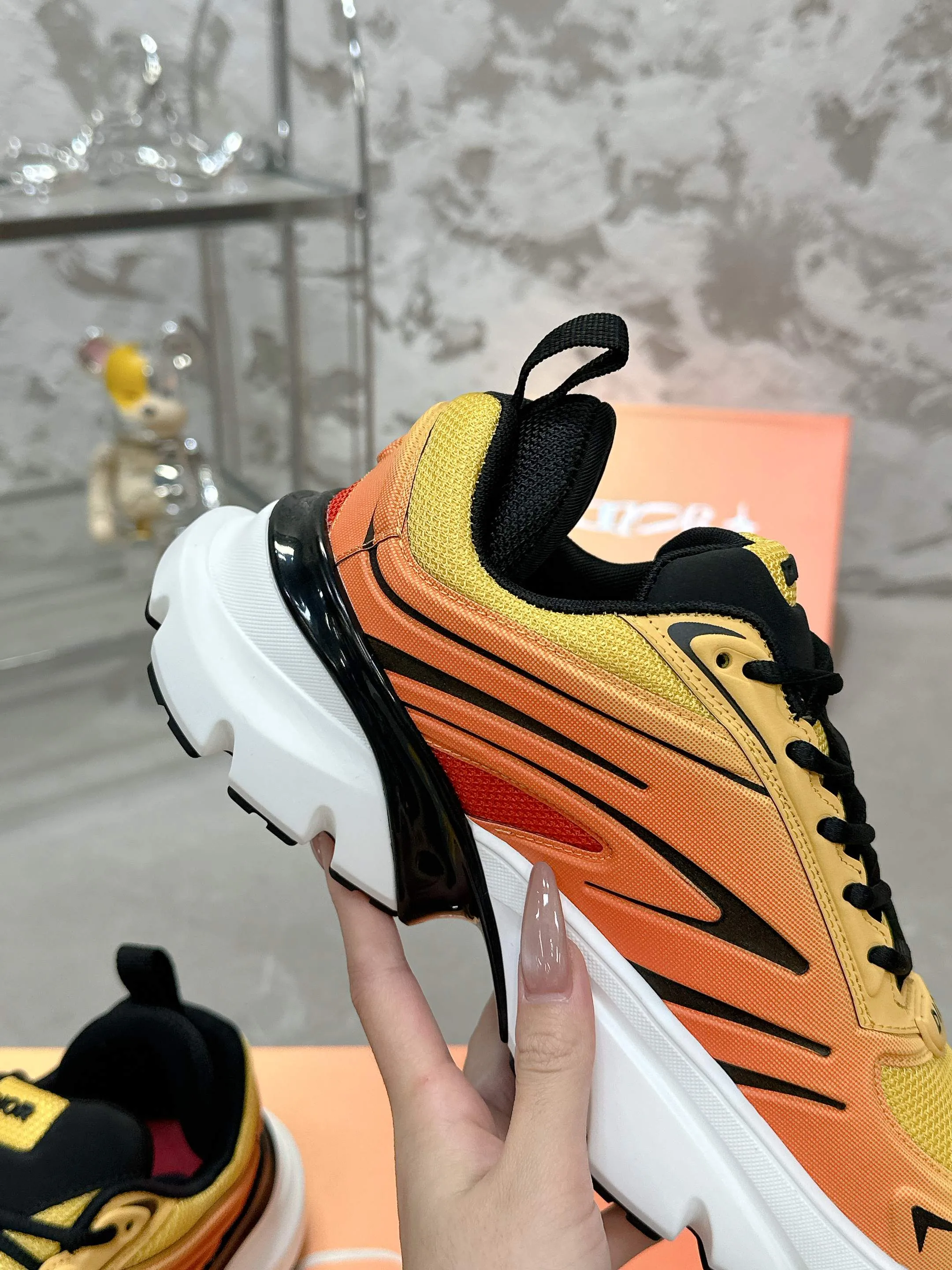 Factory price 760💰 Top version! ! ! Dior Dior's latest B44 Blade series, couple style, casual, thick-soled sneakers, running shoes, purchased from the original, developed and manufactured. This B44 Blade sneaker comes from the DIOR AND LEWIS HAMILTON exclusive limited series. It adopts a full silhouette design, eye-catching and fashionable, and is inspired by the 2000s. Crafted from gradient blue mesh with tonal technical panels, the sole is finished with a contrasting Blade panel that pays homage to the sport of running. DIOR AND LEWIS HAMILTON signature charms hang from the eyelets, while the Dior signature adorns the upper, heel and sides. Paired with black shoelaces, it is more refined, and the padded support design on the back highlights the sports aesthetic style, which can add modern style to all kinds of casual looks. Exquisite packaging at the delivery counter🛍📦 ▪️ Fabric: Original imported first-layer cowhide ▪️ Lining: Original imported breathable mesh ▪️ Sole: Original open-molded non-slip rubber material ▪️ Bottom thickness: 5.5CM ▪️ Size: Women's 35-40 / Men's 39-46